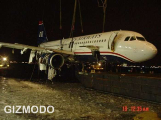 Illustration for article titled Photos of Plane Being Lifted From the Hudson Are Staggering